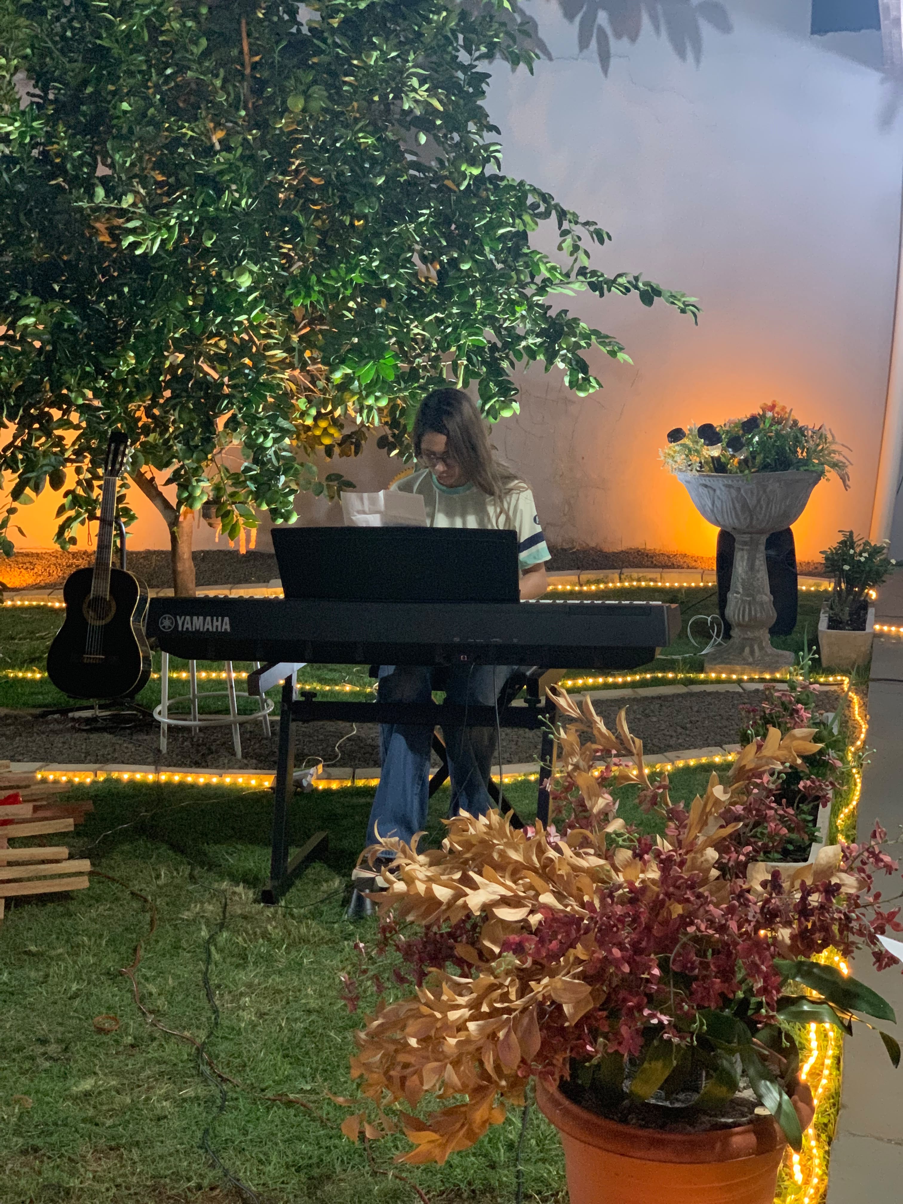 Aluna tocando piano no espaço da Pianíssima
