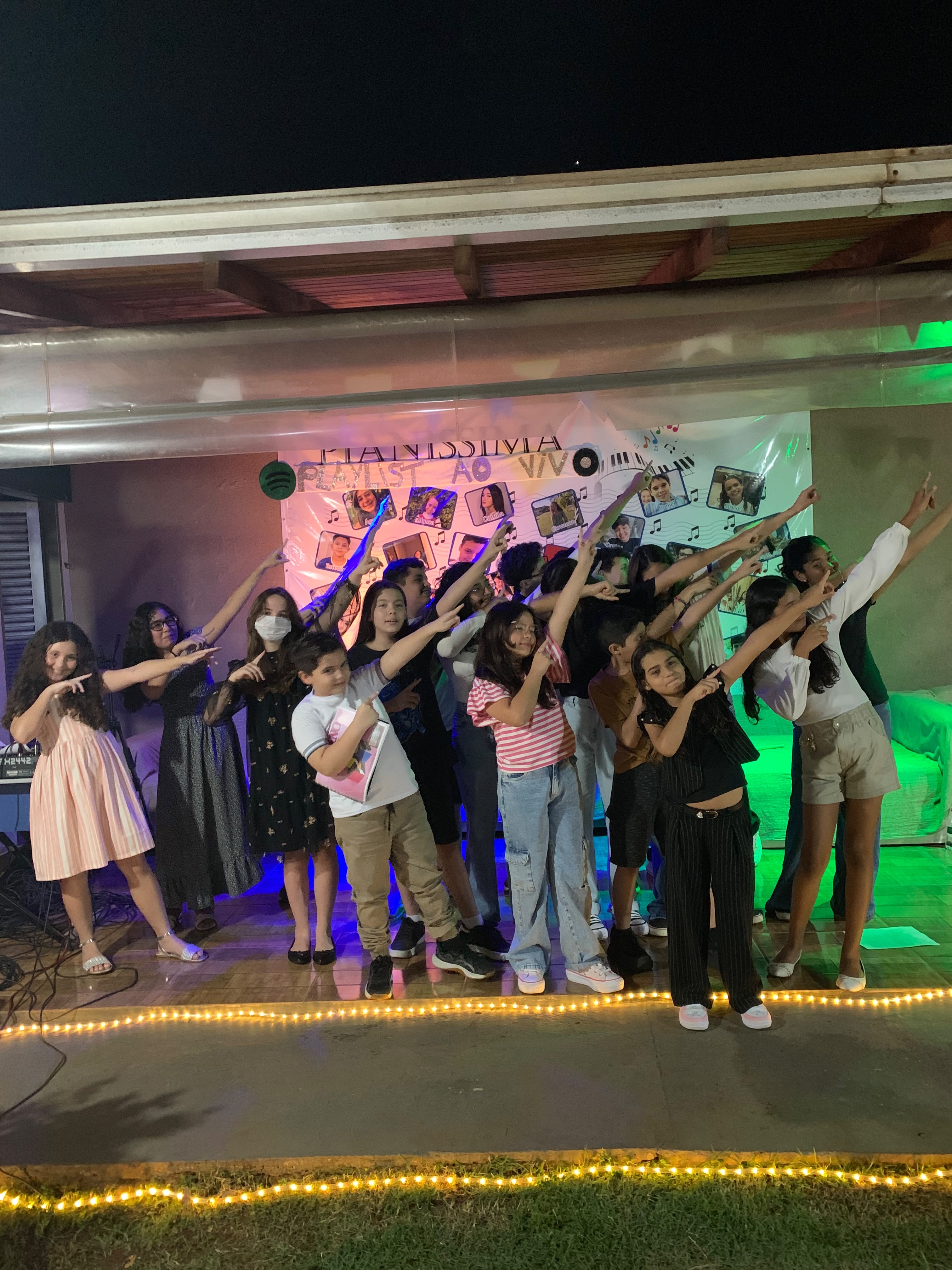 Grupo de alunos reunido no palco da Pianíssima